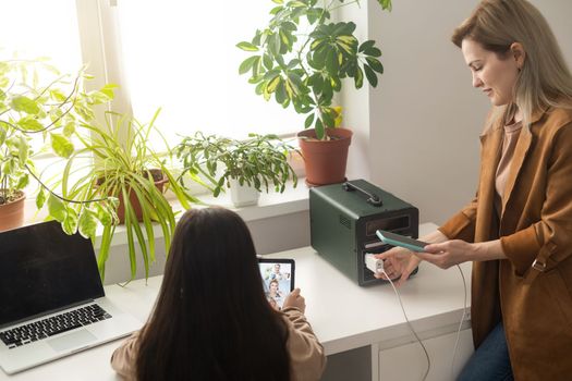 The inverter generator charges the power bank battery.