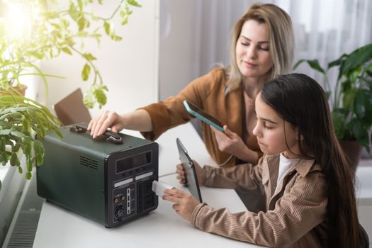The inverter generator charges the power bank battery.