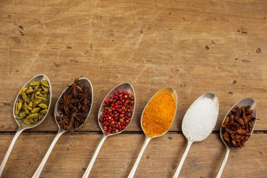 Cranberries, salt, cardamom, anise, turmeric, red hot peppers. Spices inside the spoons