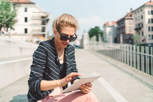 Beautiful caucasian woman living in the city. Woman spending her day in the city, sun is shining, weather is nice. Young millennial person living in the city, doing his daily errands.