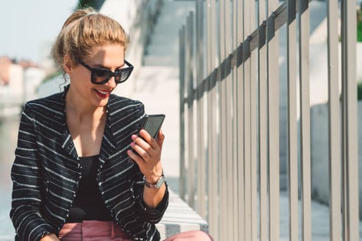 Beautiful caucasian woman living in the city. Woman spending her day in the city, sun is shining, weather is nice. Young millennial person living in the city, doing his daily errands.