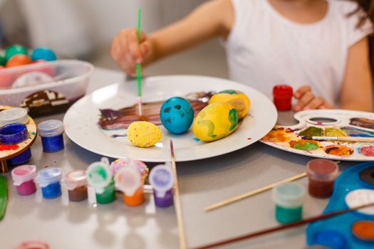 colouring eggs for eastertime at home