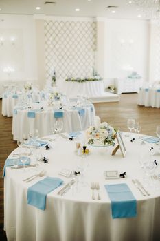 wedding table decoration with blue flowers on the table in the restaurant table decor for dinner at the wedding