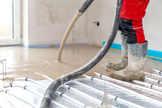 application of concrete on the floor on underfloor heating.
