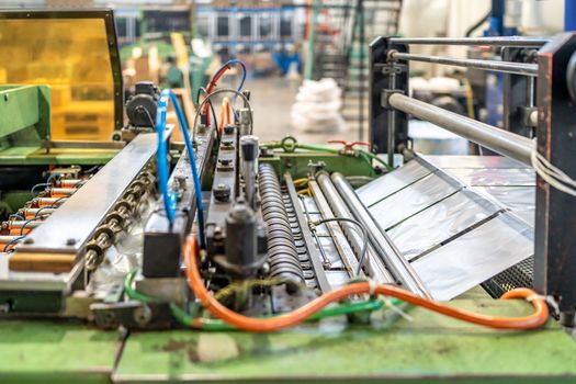machine for adjusting and dosing plastic packaging for distribution.