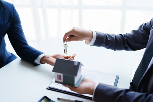 Real estate company to buy houses and land are delivering keys and houses to customers after agreeing to make a home purchase agreement and make a loan agreement