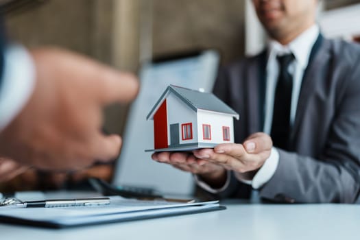 Real estate company to buy houses and land are delivering keys and houses to customers after agreeing to make a home purchase agreement and make a loan agreement