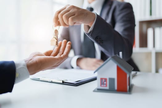 Real estate company to buy houses and land are delivering keys and houses to customers after agreeing to make a home purchase agreement and make a loan agreement