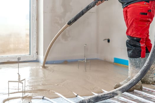 installation of liquid concrete on the floor for underfloor heating.