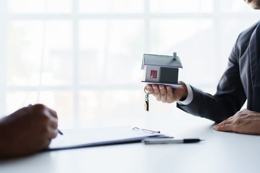 Real estate company to buy houses and land are delivering keys and houses to customers after agreeing to make a home purchase agreement and make a loan agreement