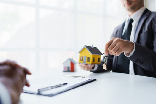 Real estate company to buy houses and land are delivering keys and houses to customers after agreeing to make a home purchase agreement and make a loan agreement