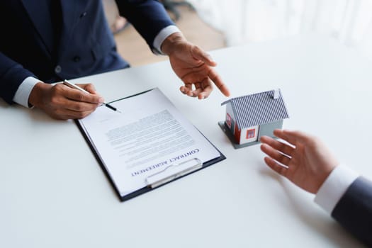 Real estate company to buy houses and land are delivering keys and houses to customers after agreeing to make a home purchase agreement and make a loan agreement