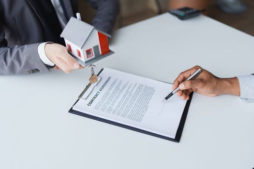 Real estate company to buy houses and land are delivering keys and houses to customers after agreeing to make a home purchase agreement and make a loan agreement