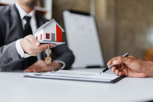 Real estate company to buy houses and land are delivering keys and houses to customers after agreeing to make a home purchase agreement and make a loan agreement