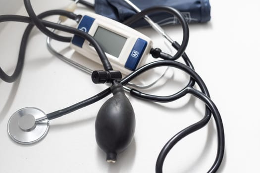 Mercury pressure gauge with stethoscope, classical blood pressure gauge, traditional pressure gauge, close-up, medical instrument.