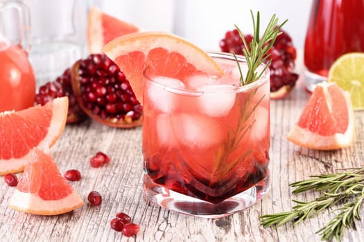 Sweet, tart pomegranate gin and tonic, a simple cocktail made with gin, tonic and pomegranate juice. Ideal for holiday celebrations
