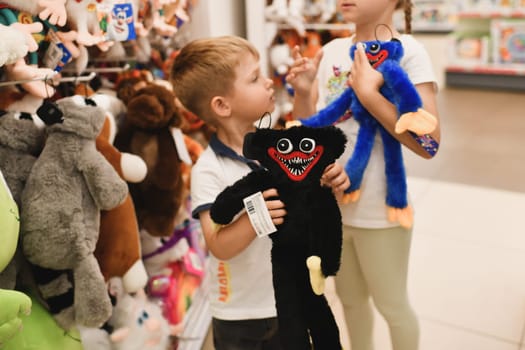Moscou, Russia - July 14, 2022: Children choose popular toys Huggy Waggi and Kissy Missy
