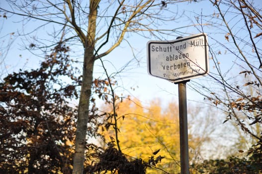 Sign prohibiting the dumping of rubbish and debris in Meerbusch, Germany