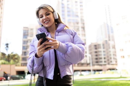 girl tourist with music in headphones walks around the city.