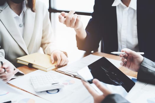 The company's businessmen meet and discuss to plan a marketing strategy and come to a conclusion on how to use the financial budget to avoid investment risks.