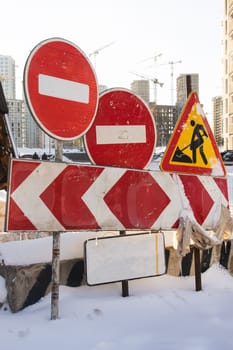 Large road signs are prohibited on the construction site