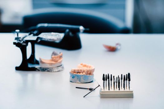 Grinding tools and drills for dental technicians.