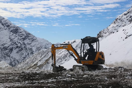 Kedarnath reconstruction after disaster in extreme winter and snowfall. Government made a reconstruction plan for the Kedarnath temple area that was damaged in floods of 2013.