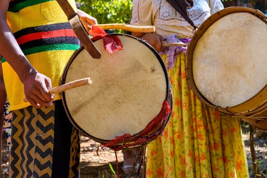 Ethnic and rudimentary drums in a religious festival that originated in the mixing of the culture of enslaved Africans with European colonizers