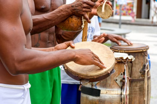 Musicians playing typical instruments of African origin used in capoeira and other Brazilian cultural events nas ruas de Salvador na Bahia