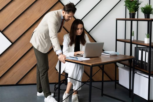 two colleagues are interested in discussing a common project in the office.