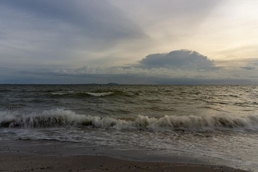 The evening sky has clouds full of sky, the light from the sun reflect Seawater, sea surface