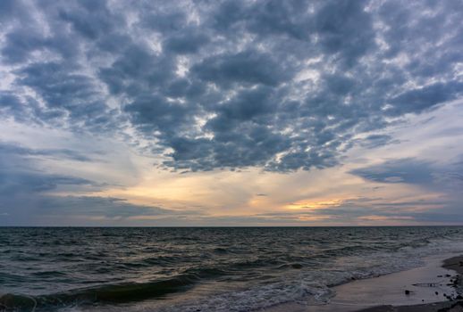 The evening sky has clouds full of sky, the light from the sun reflect Seawater, sea surface