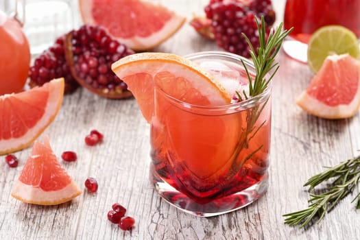 Sweet, tart pomegranate gin and tonic, a simple cocktail made with gin, tonic and pomegranate juice. Ideal for holiday celebrations