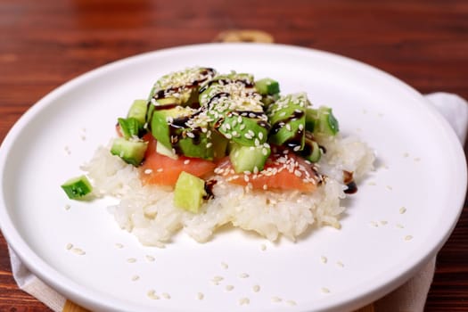 Sushi waffle is a recipe that has become quite popular. Home cooking, salmon, cucumber, avocado, sesame and sauce