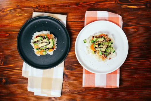 Sushi waffle is a recipe that has become quite popular. Home cooking, salmon, cucumber, avocado, sesame and sauce