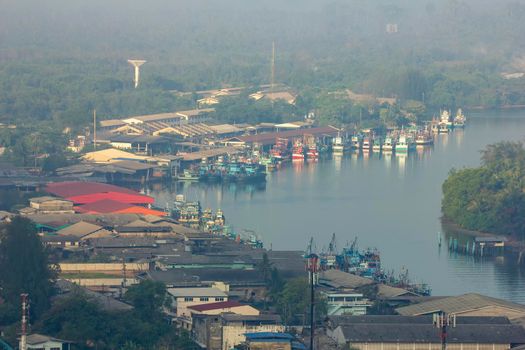 Fishing village Live by the river near the sea Fishing boat docked Waiting out for fish at night	
