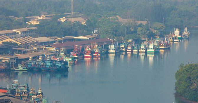 Fishing village Live by the river near the sea Fishing boat docked Waiting out for fish at night	
