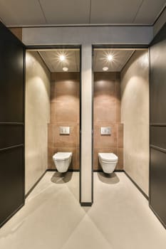 a bathroom with two toilets in the middle and one toilet on the other side, all facing each other way