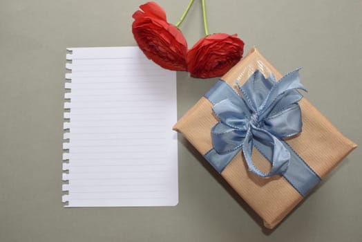 Write a message and give a gift from the heart to the loved one. Red rose.