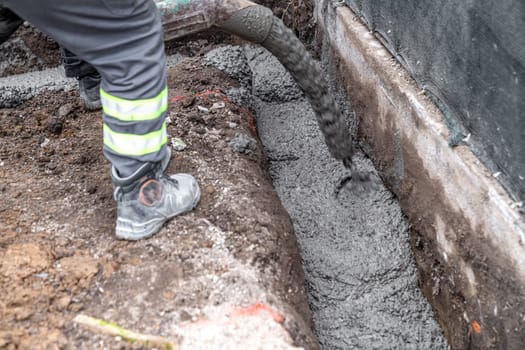 concreting from the pipe of the cement mixing car.