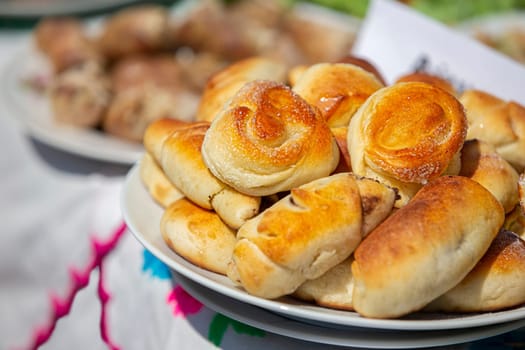 On a plate are yeast buns sprinkled with sugar.