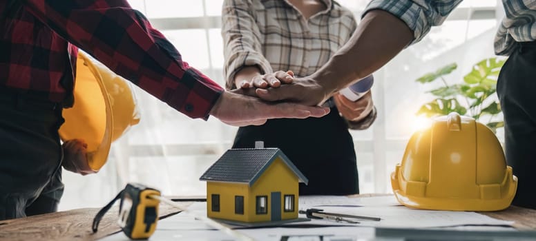 Hand in hand between project contractors and customers due to negotiation of expenses and investments, construction and repair of residential buildings