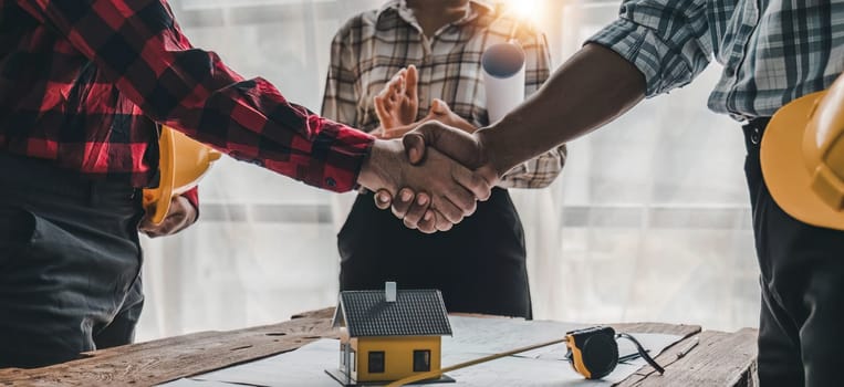 Hand in hand between project contractors and customers due to negotiation of expenses and investments, construction and repair of residential buildings