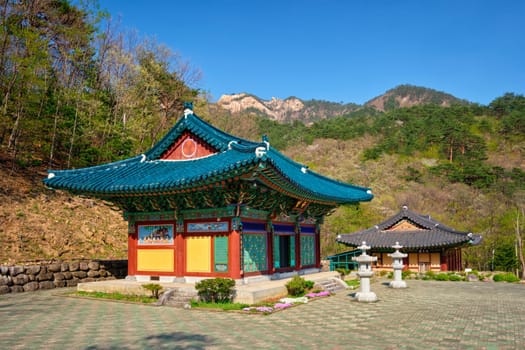 Sinheungsa Buddhist temple in Seoraksan National Park, Soraksan, South Korea