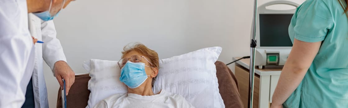 Doctors visits the patient in the ward during the procedure in hospital. High quality photo