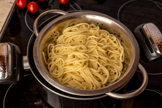 we cook ourselves. cooked ready-made spaghetti on the stove. boiled ready-made spaghetti toss in a colander. pot with spaghetti . cooking spaghetti. homemade Italian-style dinner. Pasta cooking