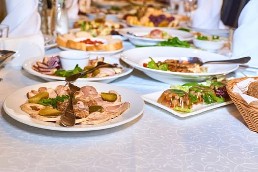 an elaborate and formal meal for many people,perform duties or services for another person or an organization