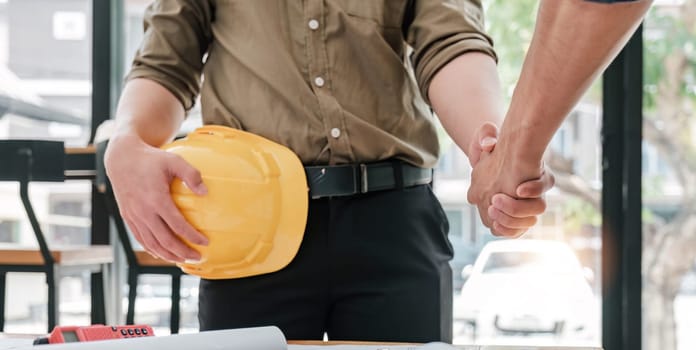 Hand in hand between project contractors and customers due to negotiation of expenses and investments, construction and repair of residential buildings