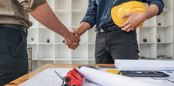 Hand in hand between project contractors and customers due to negotiation of expenses and investments, construction and repair of residential buildings