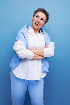 dreamy brunette short haired young woman in casual look.